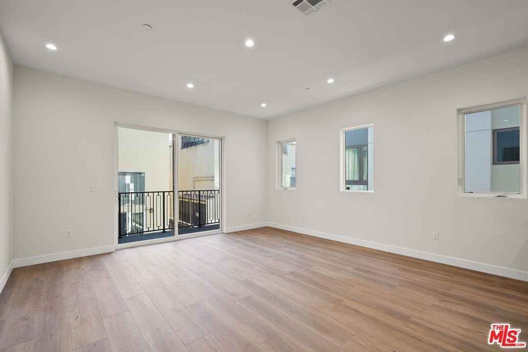 1733 South Barrington Avenue #1 - Photo 2 of 30