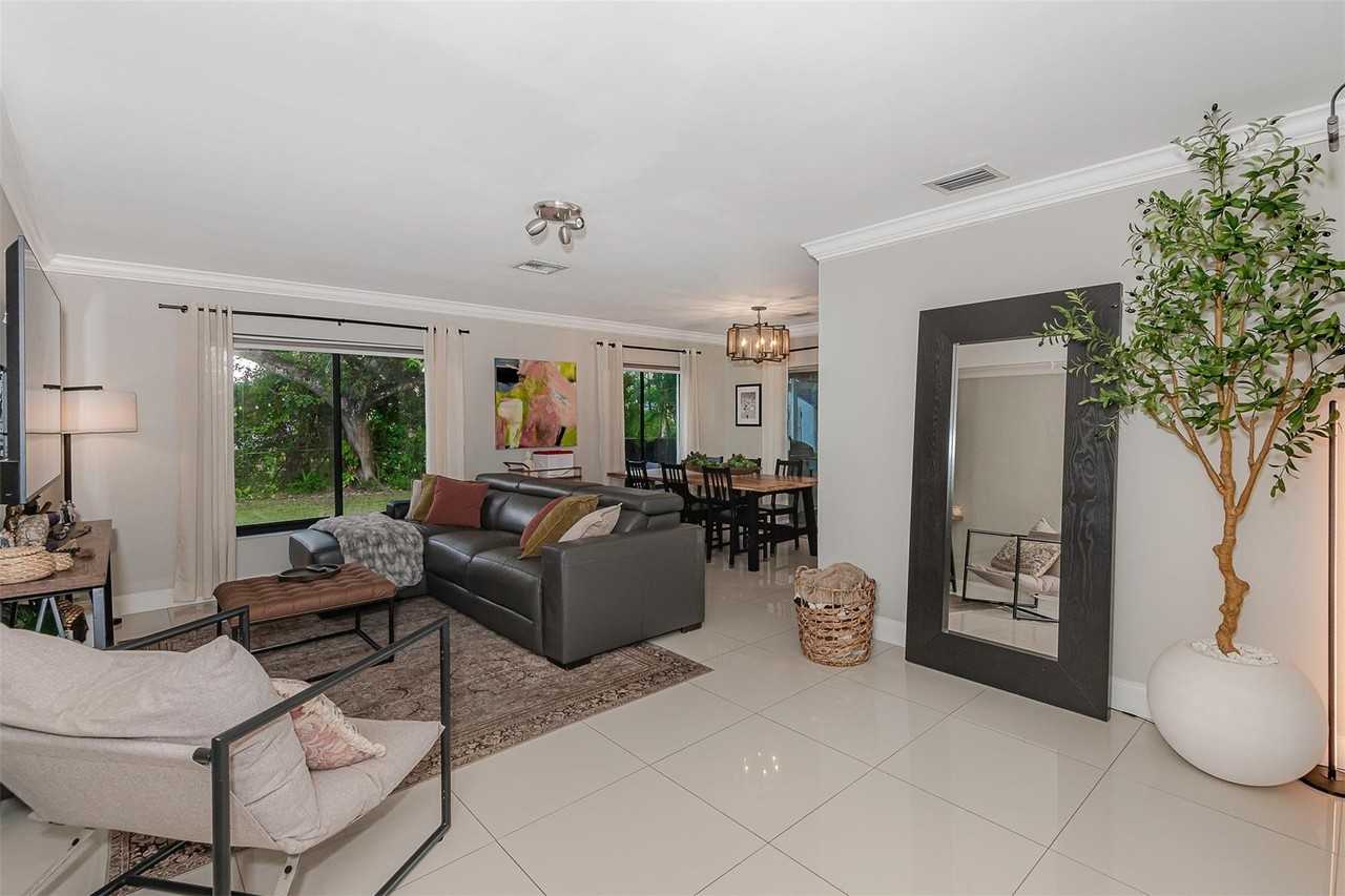 7509 Northwest 40th Place - Photo 2 of 27