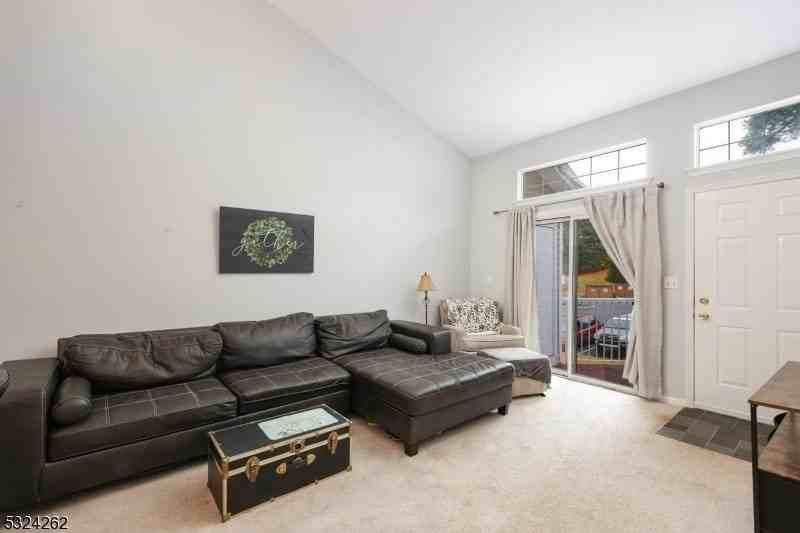 28 Spruce Ct - Photo 4 of 12