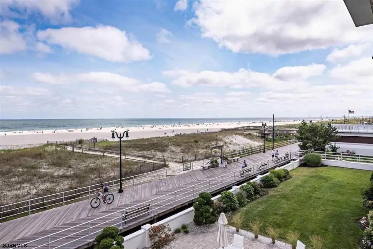 4501 Boardwalk #B - Photo 2 of 24