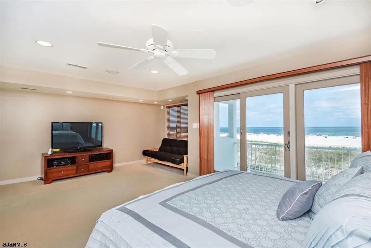 4501 Boardwalk #B - Photo 5 of 24