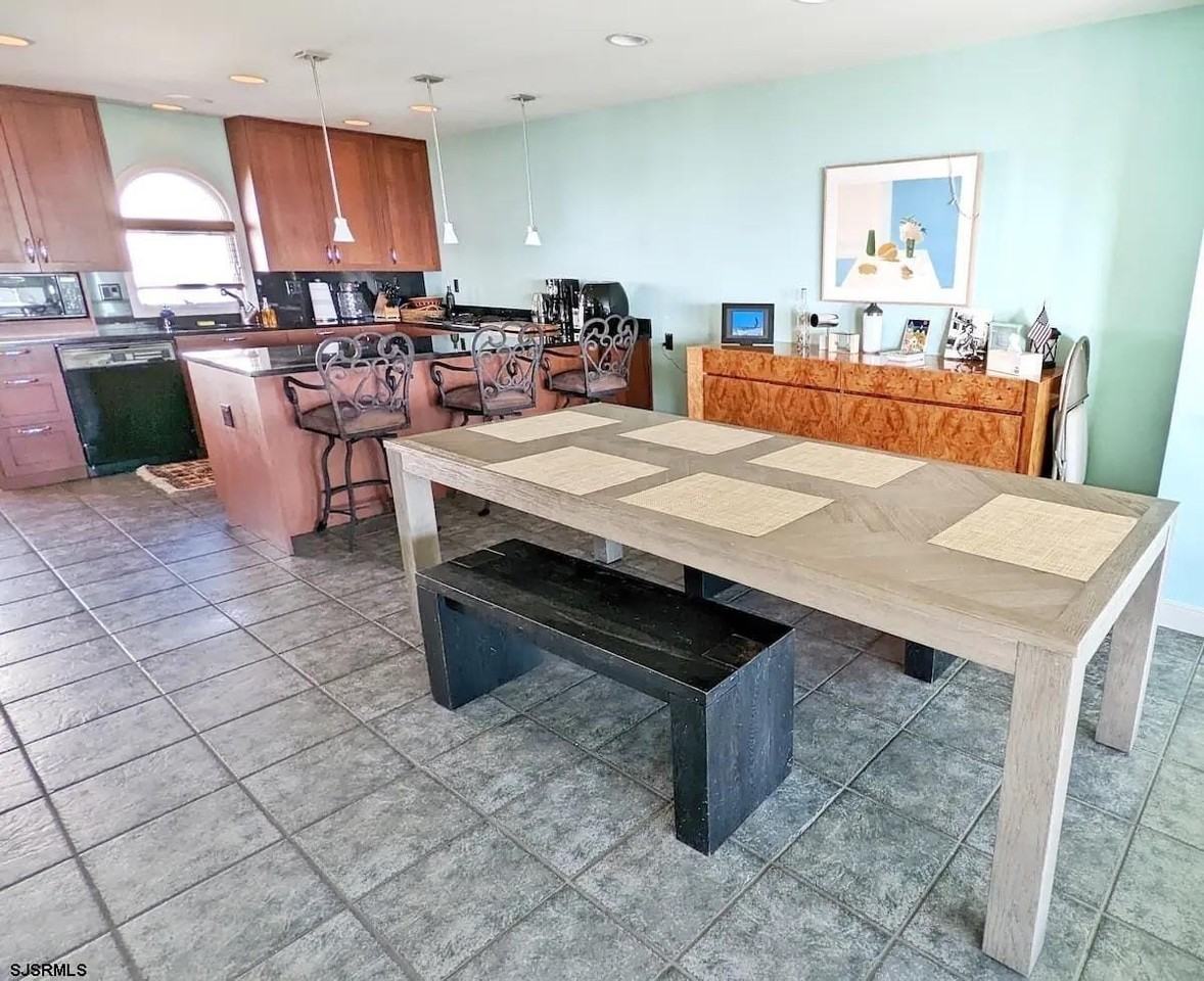 4501 Boardwalk #B - Photo 7 of 24