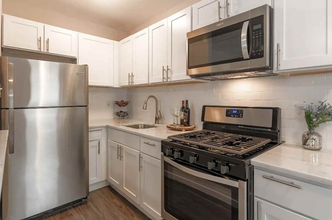 Grand Court Apartments - Photo 3 of 18