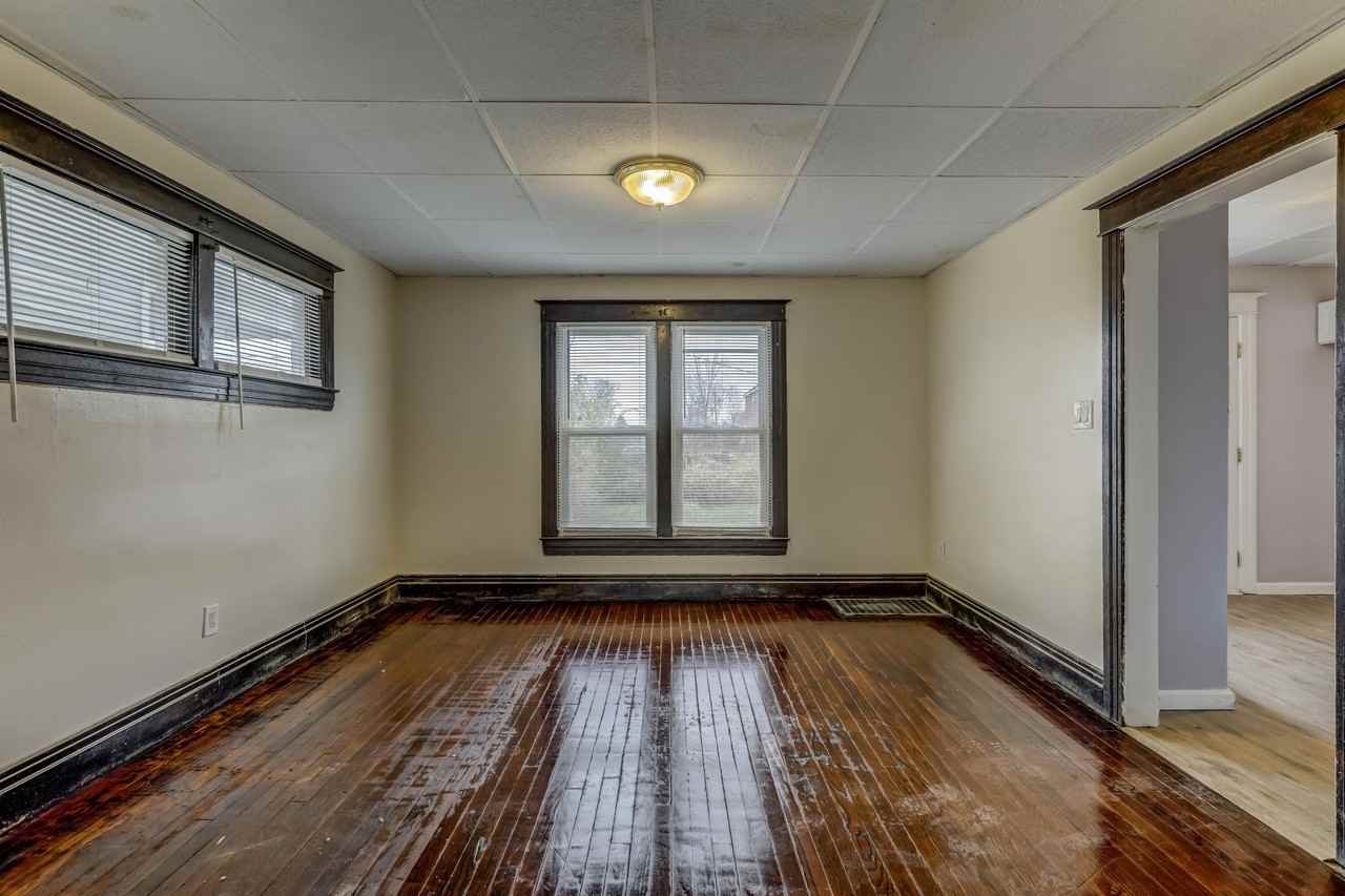 5858 Seneca St - Photo 7 of 12