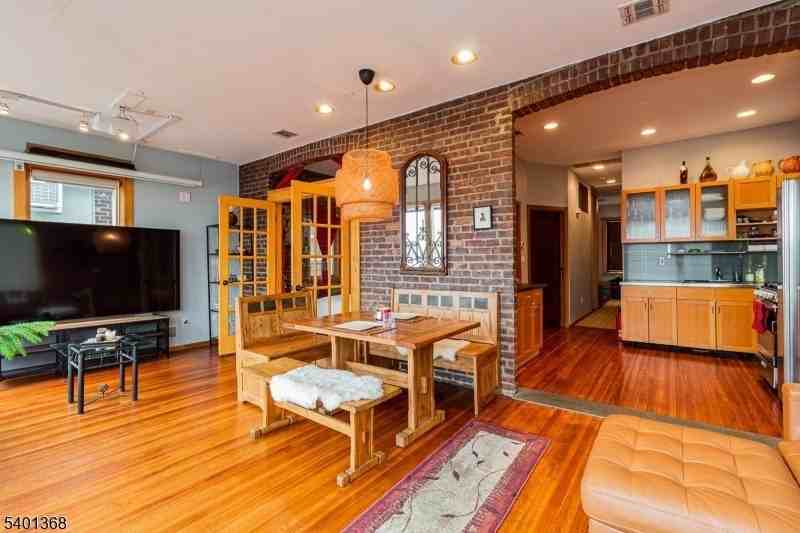 152 Pine Street - Photo 3 of 15