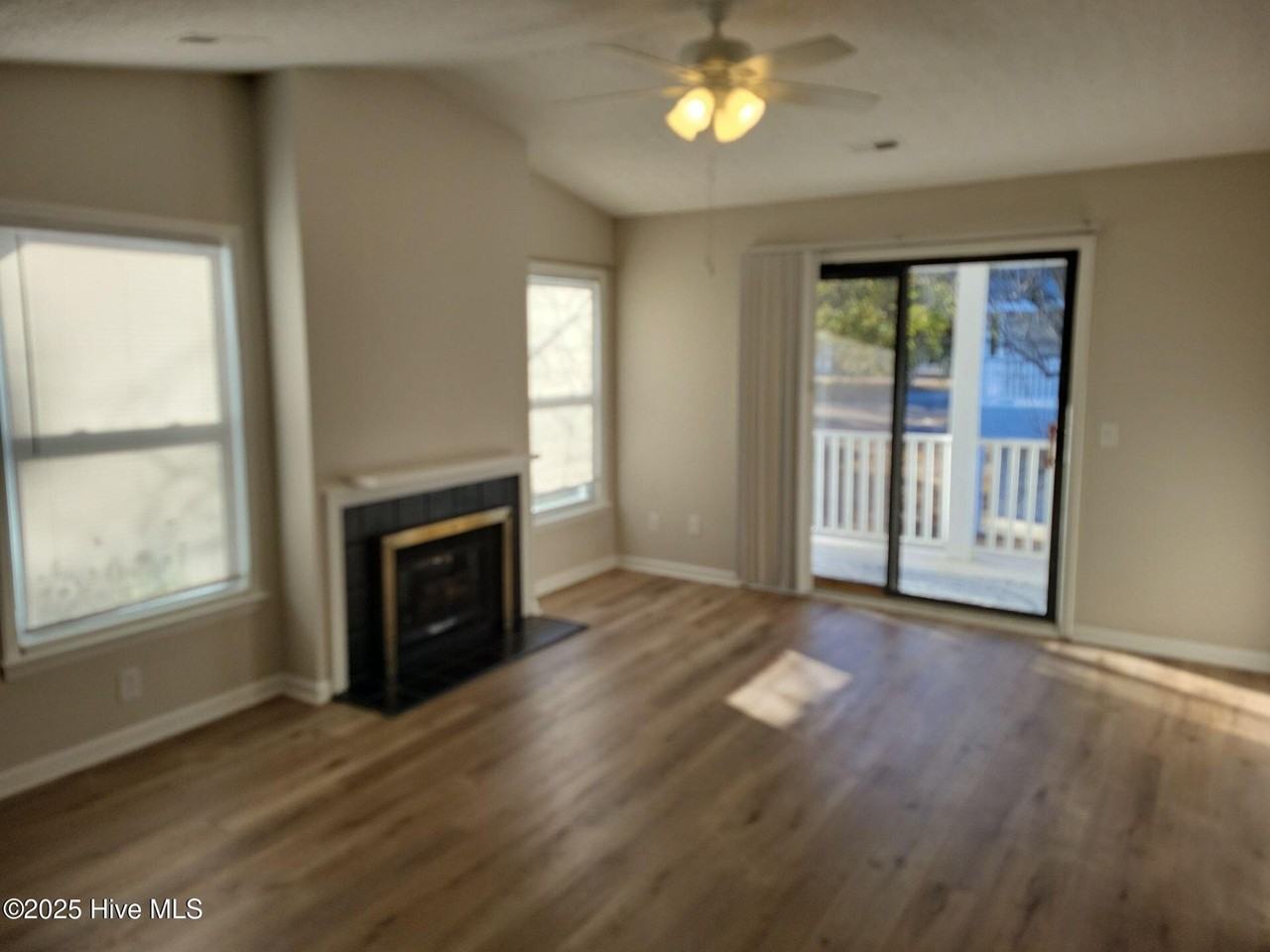 106 W Victoria Ct Apt D #D - Photo 7 of 24