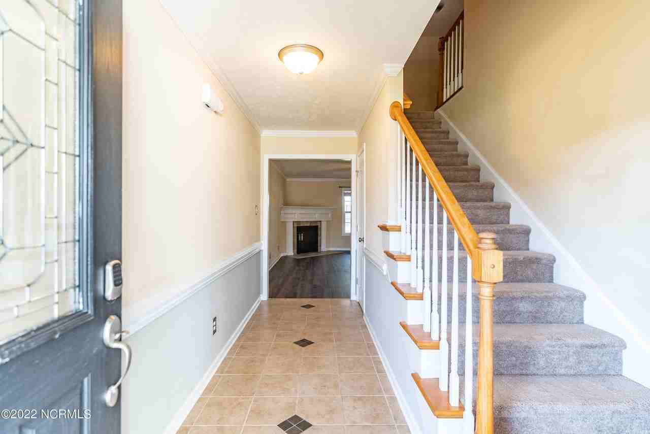 389 Livingston Drive - Photo 4 of 37