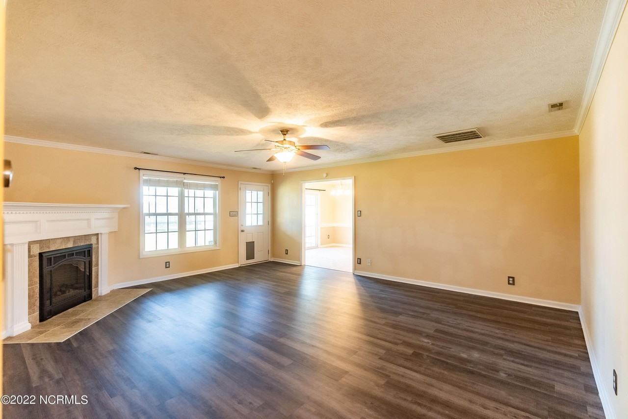 389 Livingston Drive - Photo 6 of 37