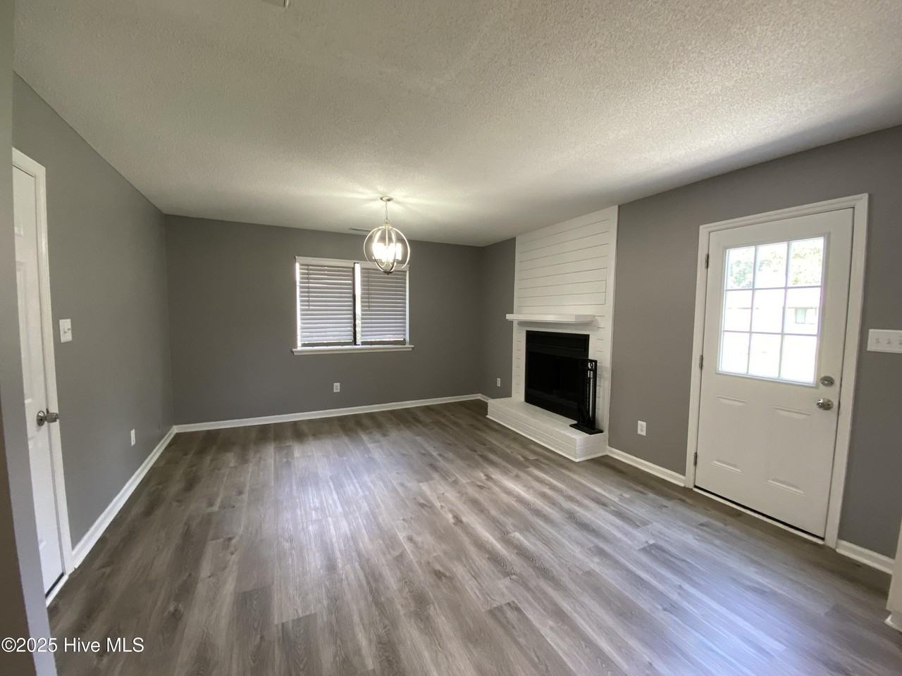 407 Sitton Pl - Photo 3 of 14