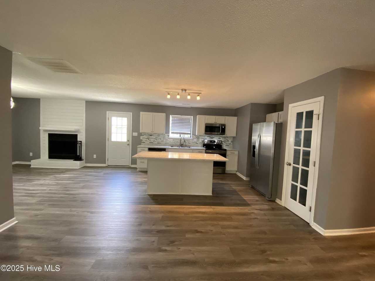 407 Sitton Pl - Photo 4 of 14