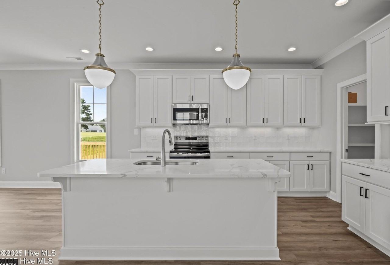 319 Taylorwood Drive - Photo 4 of 28