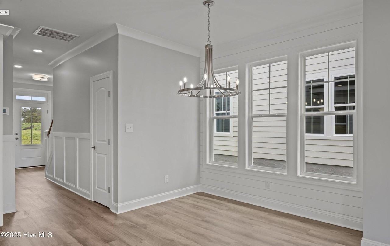 319 Taylorwood Drive - Photo 7 of 28