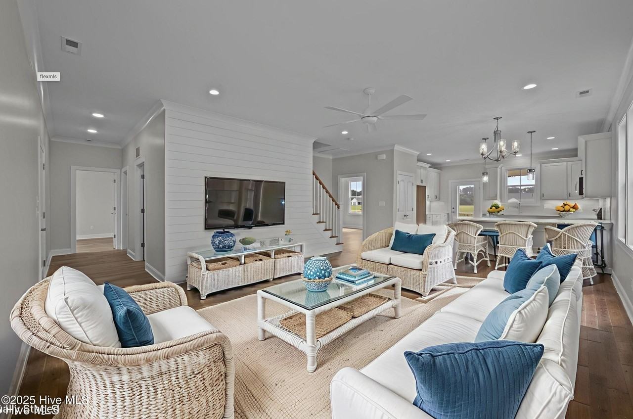 317 Taylorwood Drive - Photo 3 of 33