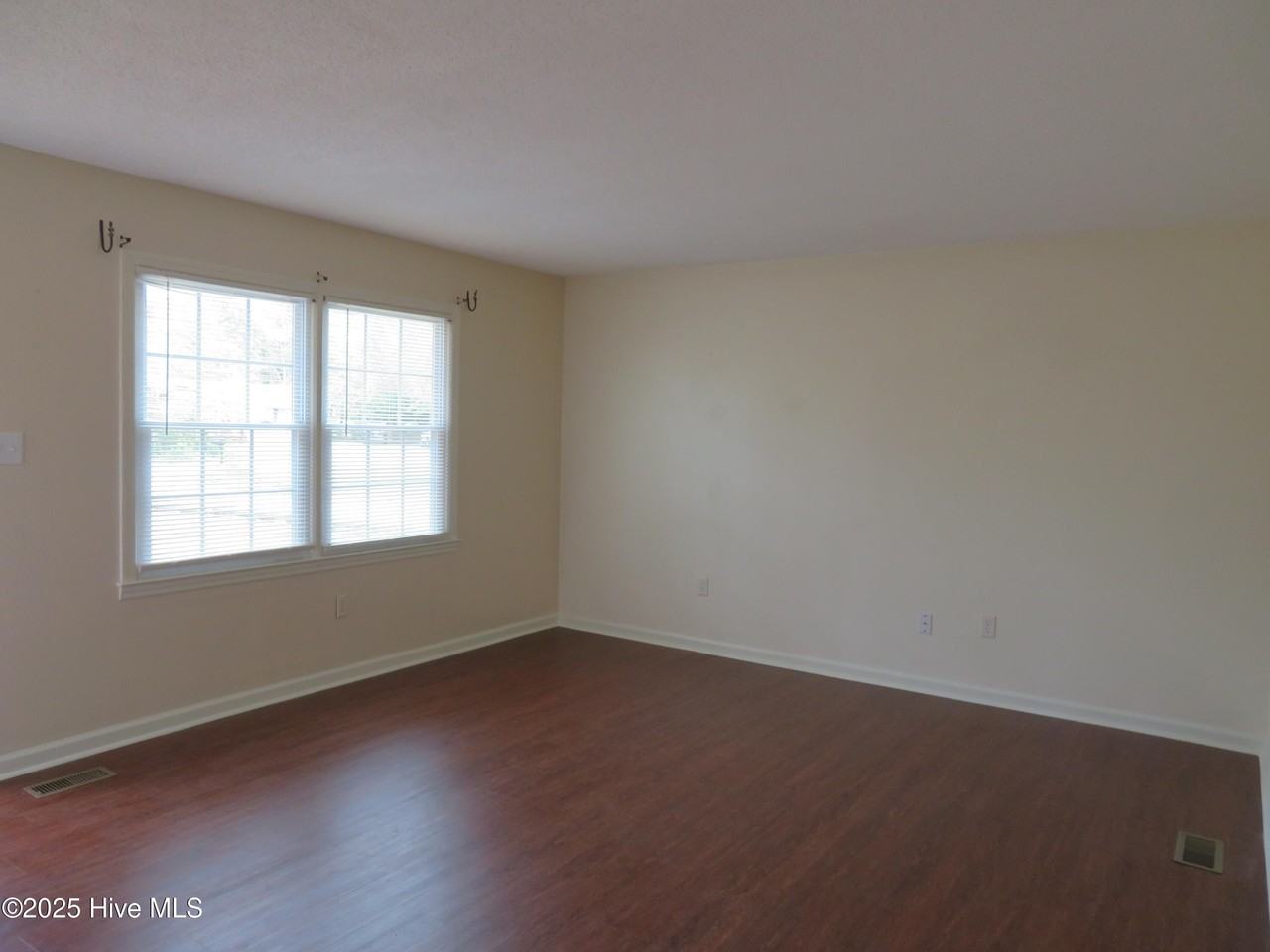 4806 Greenway Avenue - Photo 3 of 15