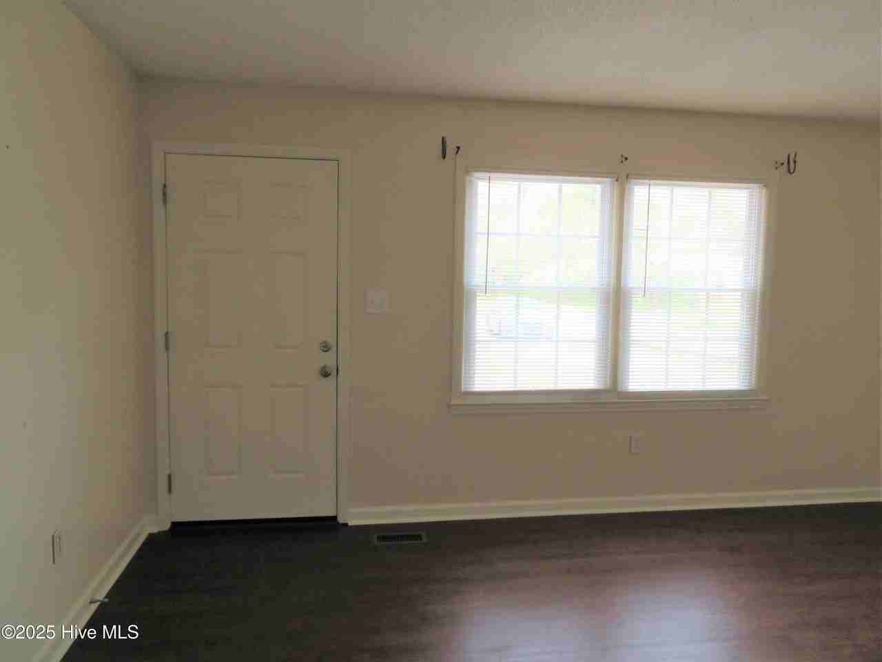 4806 Greenway Avenue - Photo 4 of 15