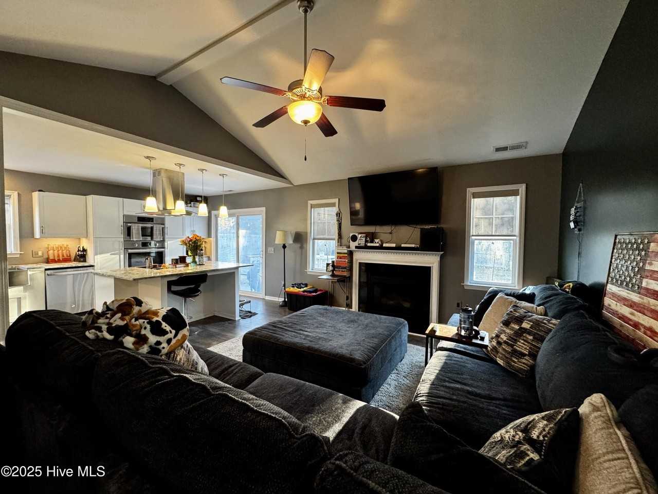 211 Hidden Oaks Dr - Photo 4 of 14