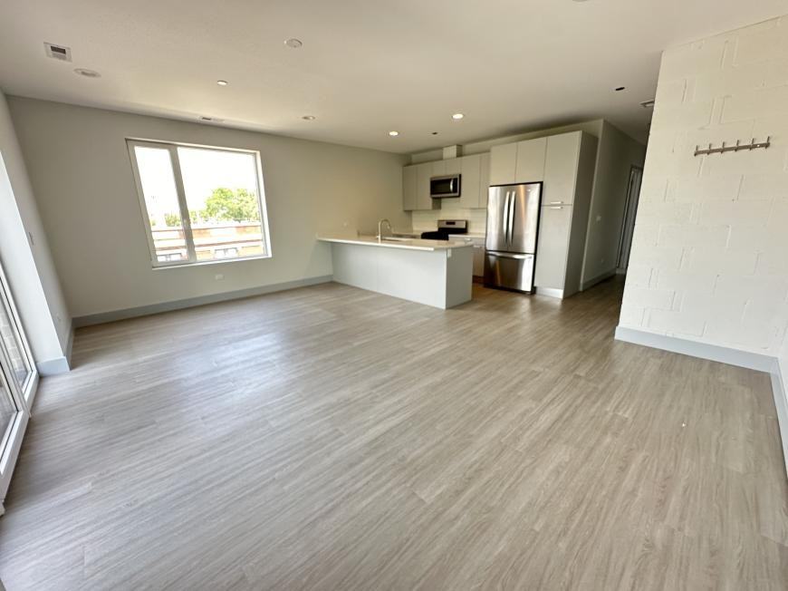 6355 North Glenwood Avenue - Photo 5 of 10