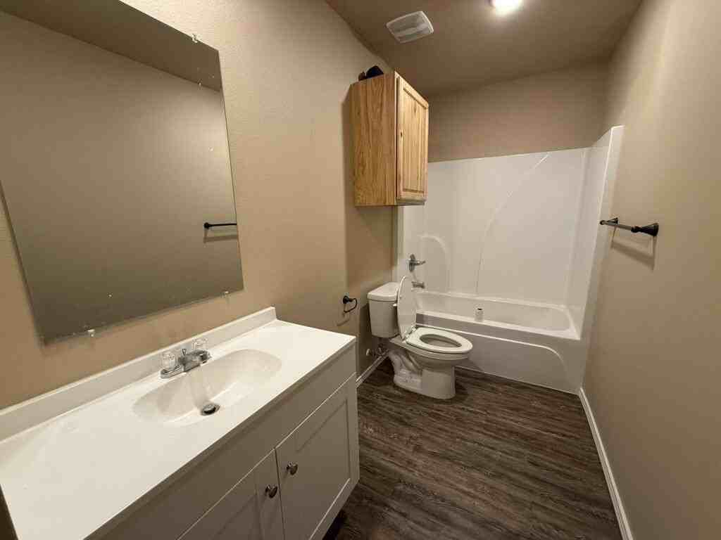 1501 E 14th St - Photo 5 of 9