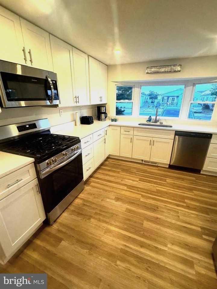 119 Clam Shell Rd - Photo 3 of 14