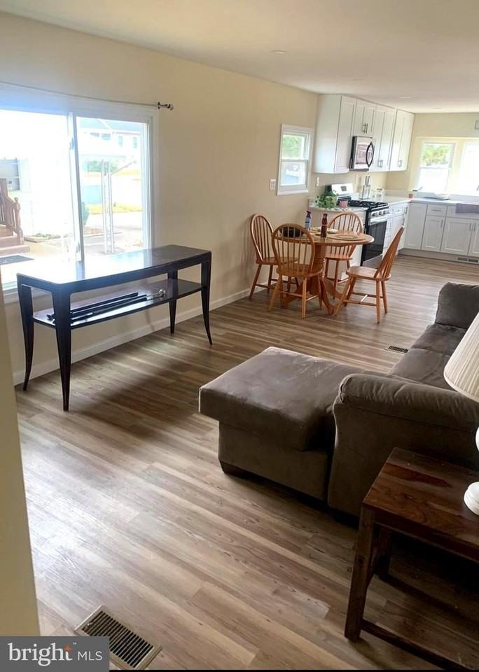 119 Clam Shell Rd - Photo 7 of 14