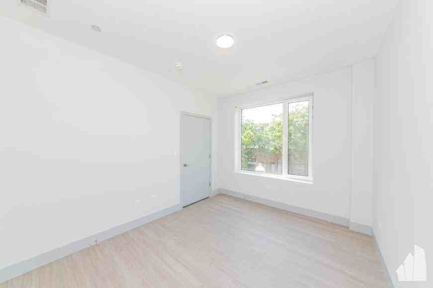 6400 North Wayne Avenue - Photo 7 of 10