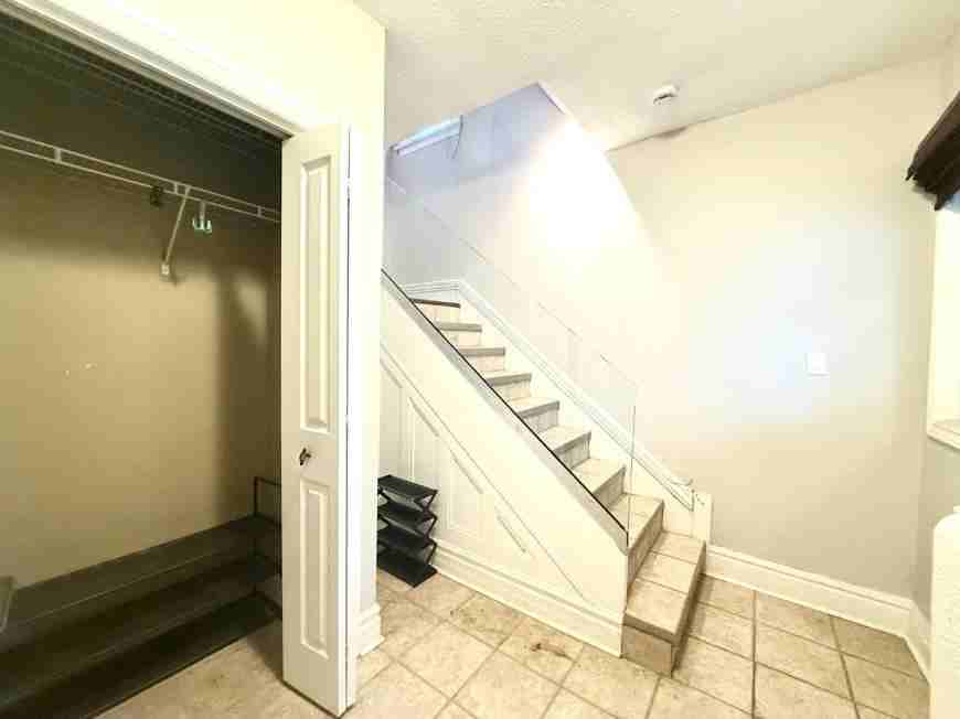 101 Louisa St - Photo 4 of 10