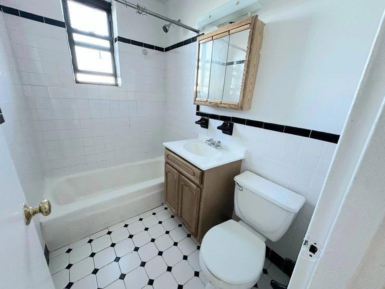 3255 Randall Avenue - Photo 6 of 6