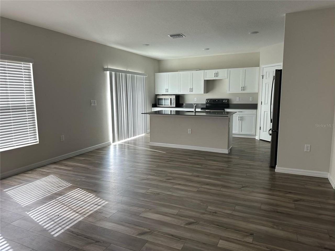 1572 Ellesmere Ave - Photo 2 of 17