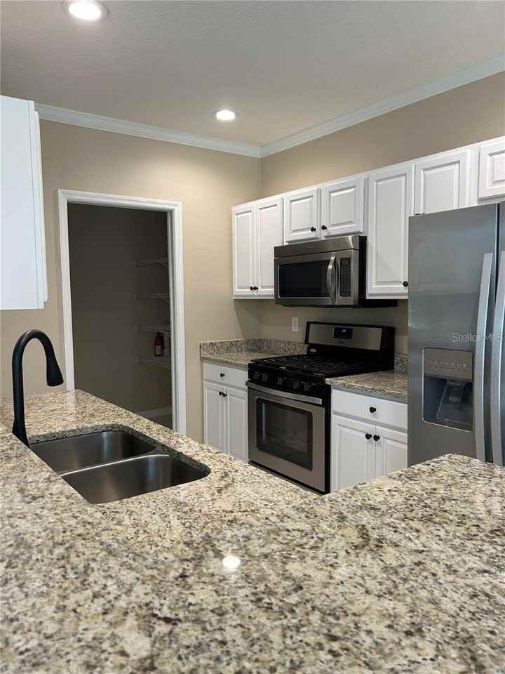 9421 W Park Village Dr - Photo 4 of 10