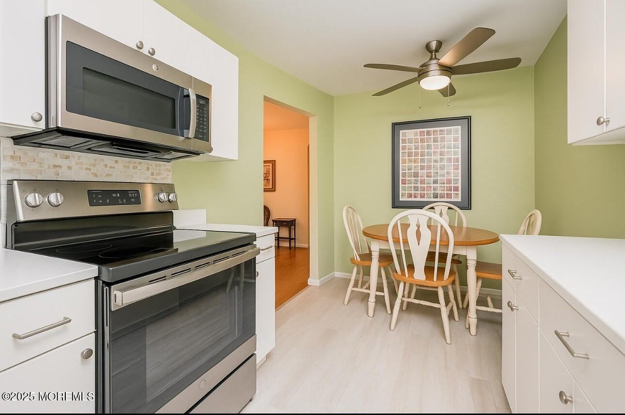 148 Amberly Drive #J - Photo 4 of 22