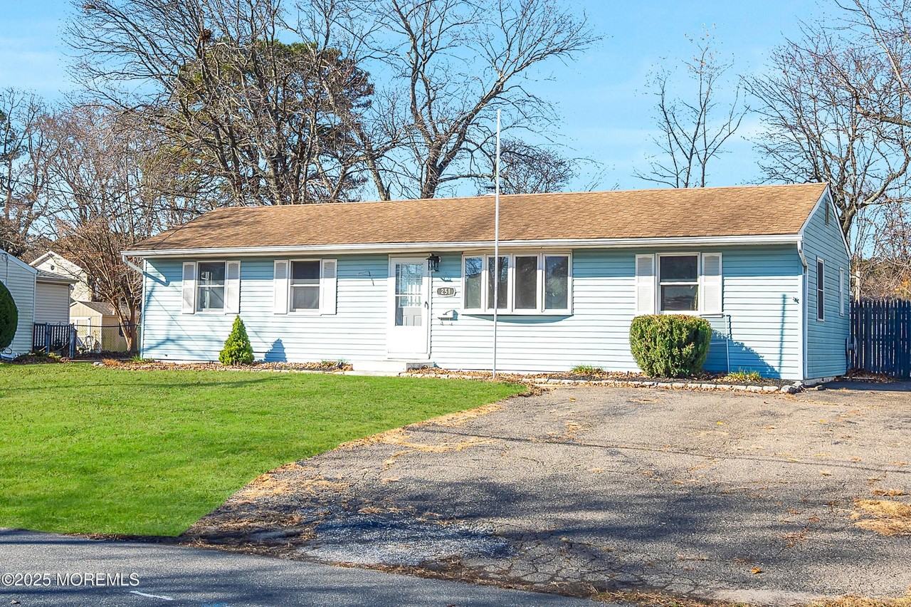 251 Sprucewood Drive - Photo 2 of 33