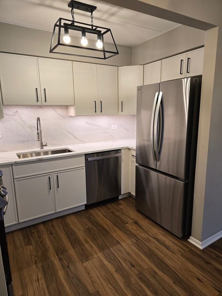 4754 101st Street #7B - Photo 4 of 5