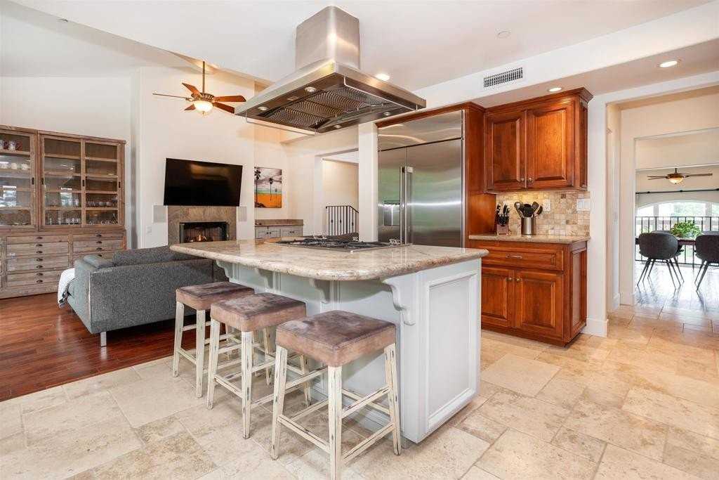 527 Liverpool Drive - Photo 3 of 12