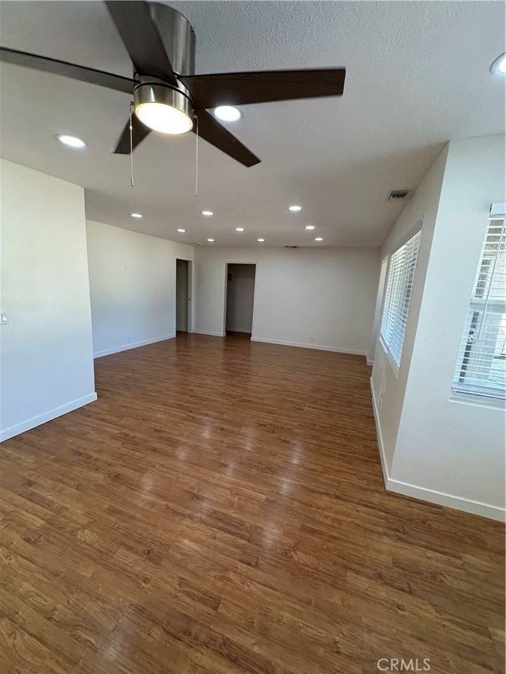 19140 Strathern St - Photo 7 of 33