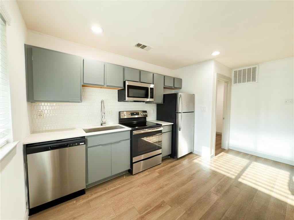 4526 Munger Ave #204 - Photo 7 of 20