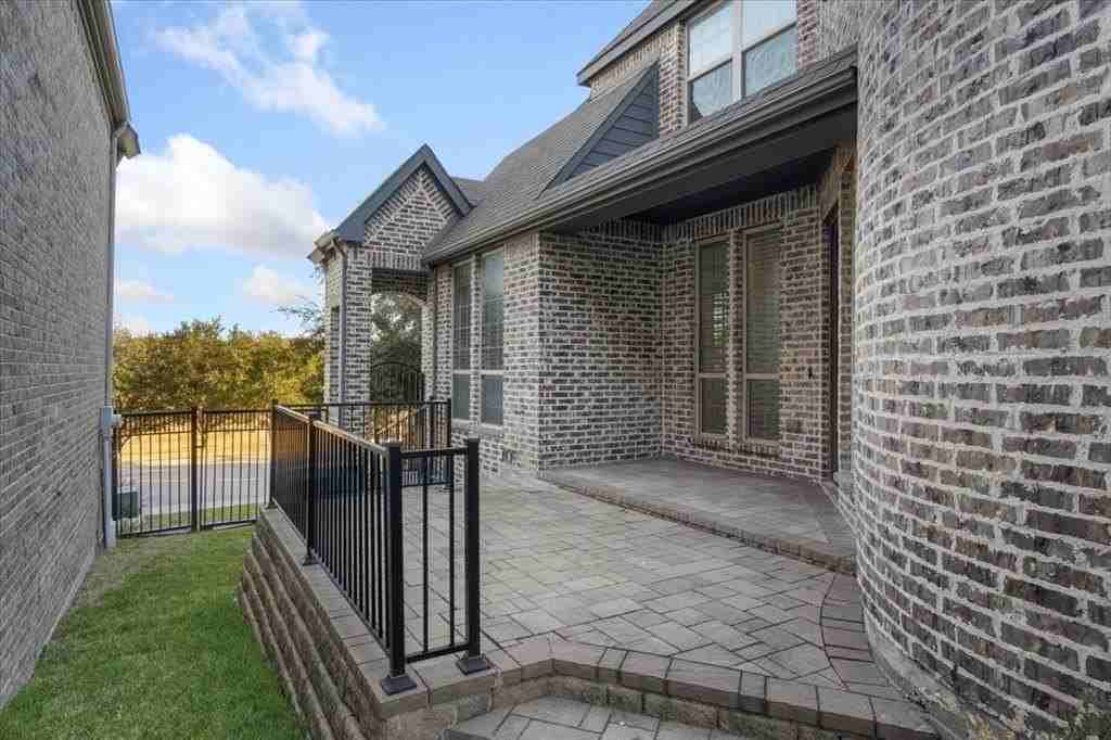 910 Ontzlake Drive - Photo 4 of 40