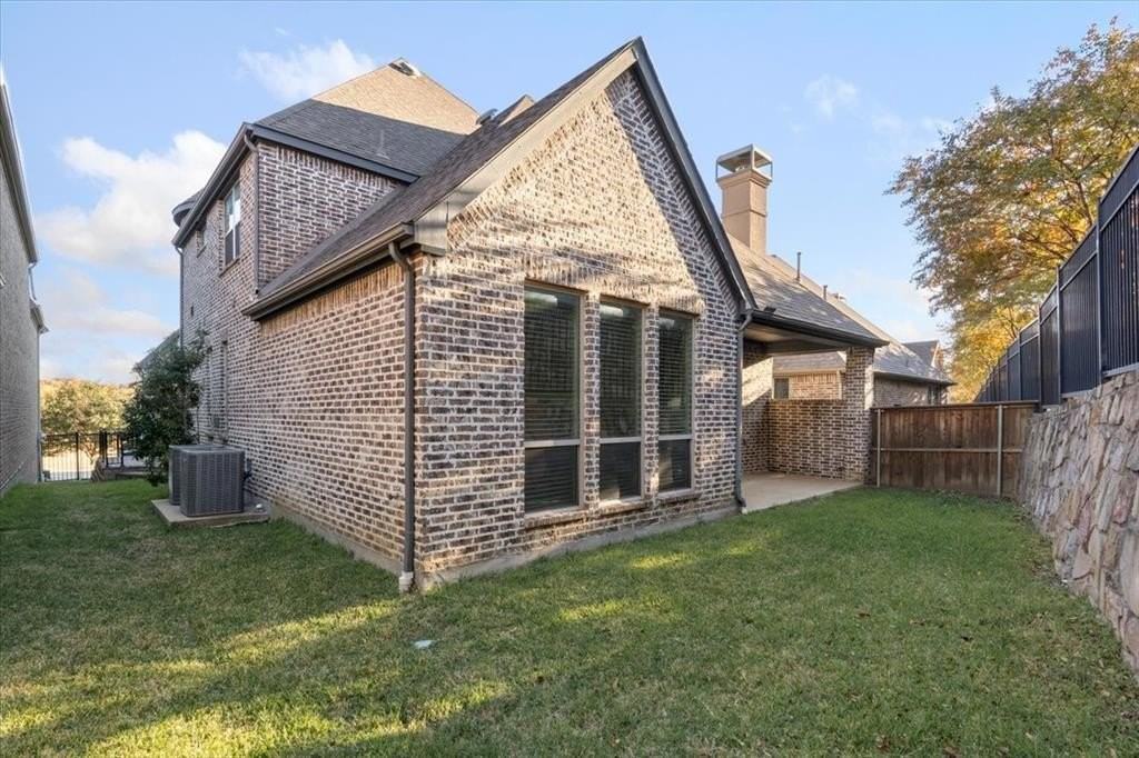 910 Ontzlake Drive - Photo 6 of 40