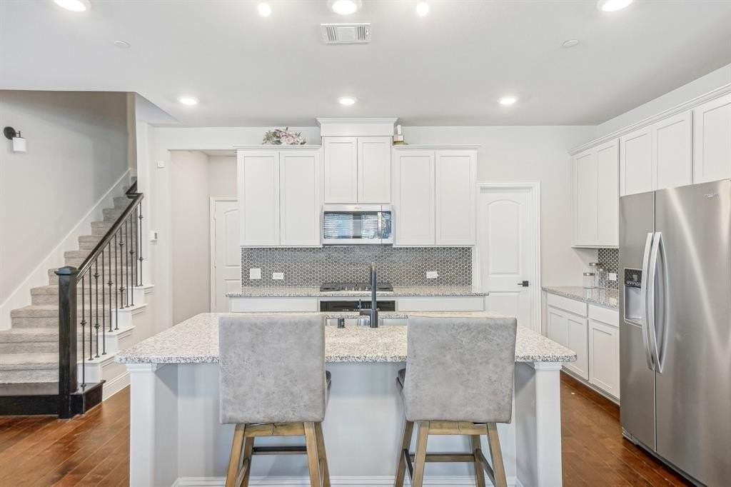 373 Blackthorne Dr - Photo 4 of 9