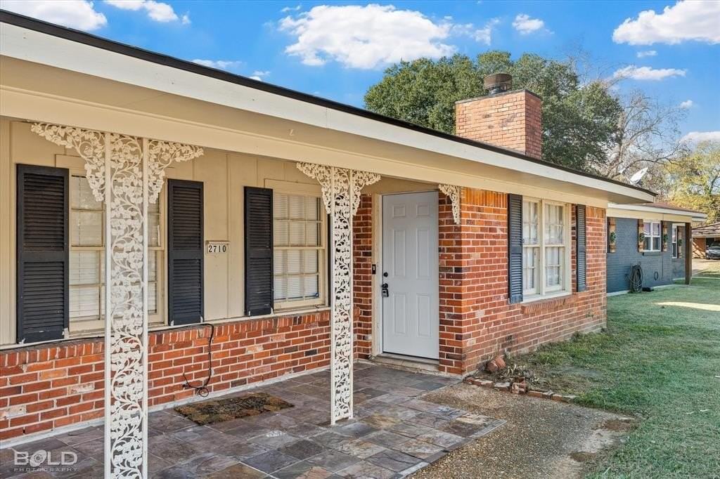 2710 Higgins St - Photo 4 of 37