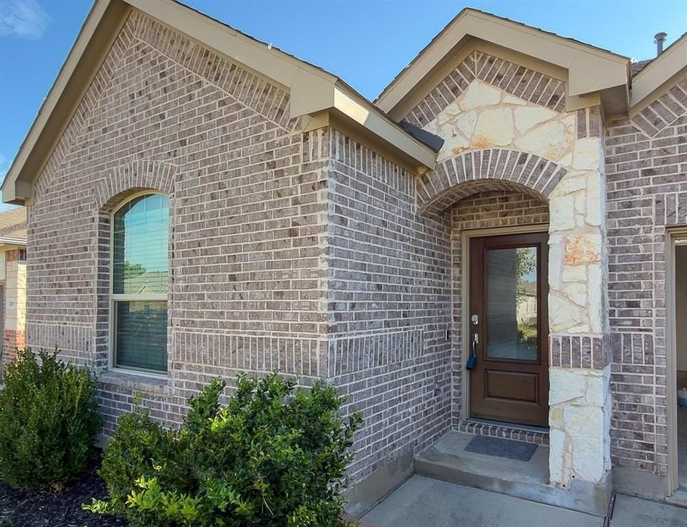 309 Hackberry St - Photo 3 of 28