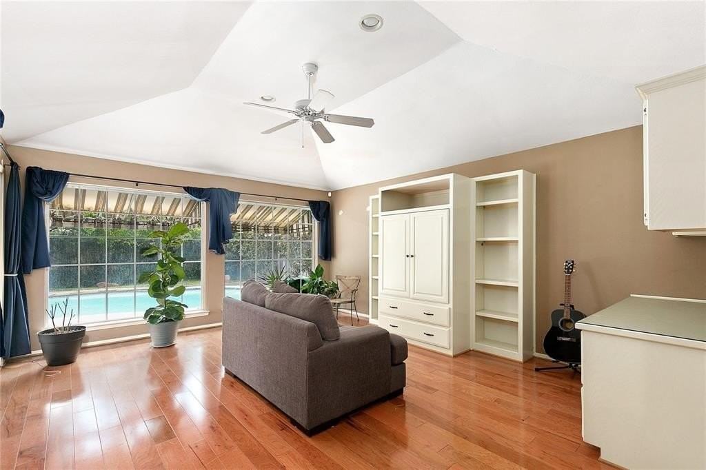 6728 Victoria Avenue - Photo 4 of 15