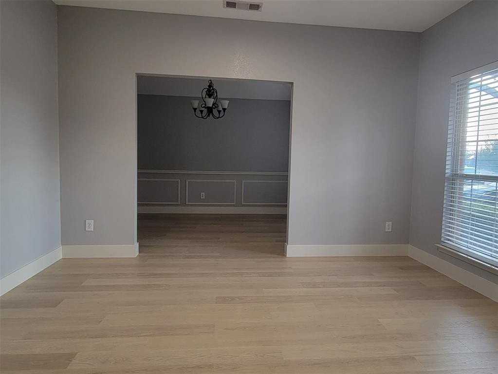 424 Ambrose Drive - Photo 5 of 15