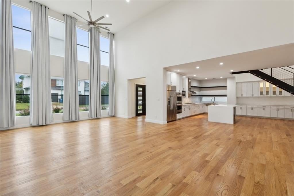 6449 Royalton Drive - Photo 5 of 40