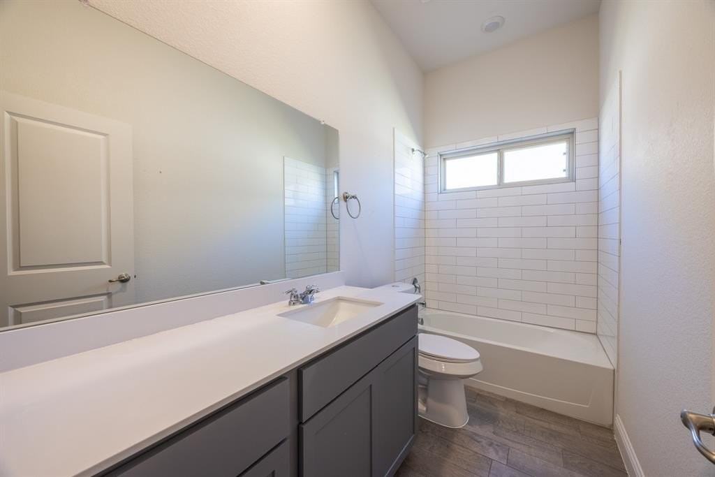 4037 Woodford Drive - Photo 7 of 34