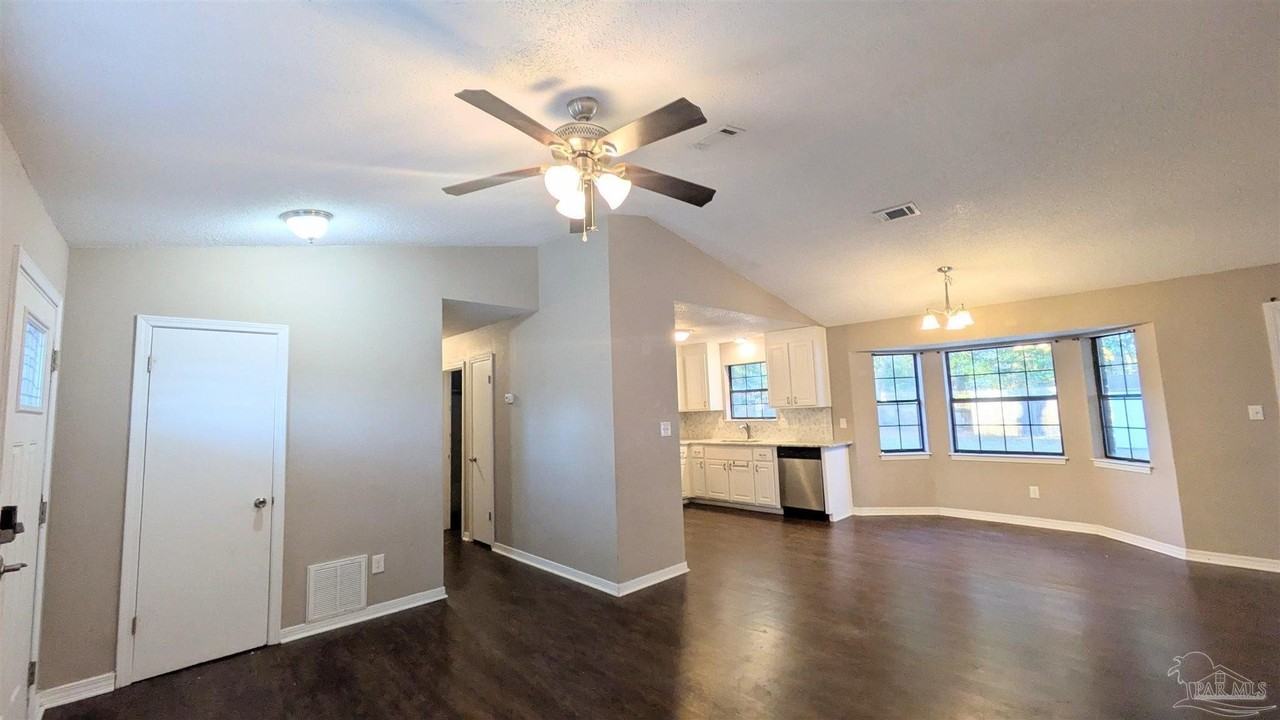 7524 Sandy Creek Drive - Photo 4 of 32