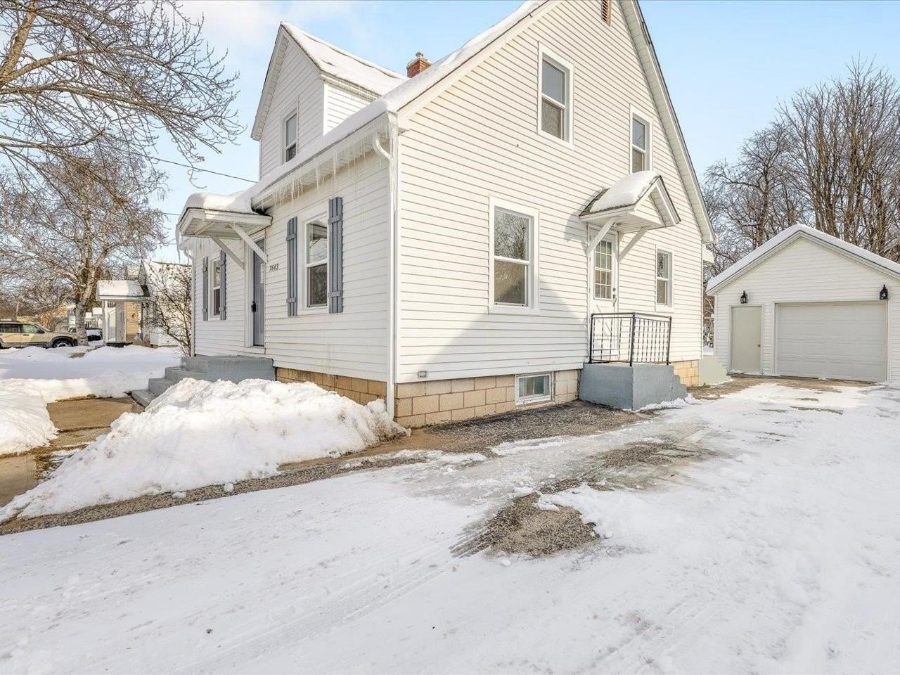 7643 Rogers Street - Photo 3 of 39