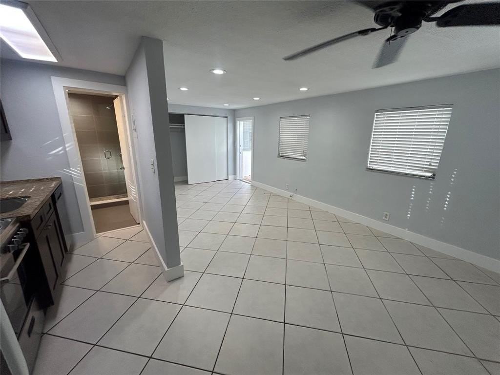 408 Ne 7th Ave #14 - Photo 3 of 8