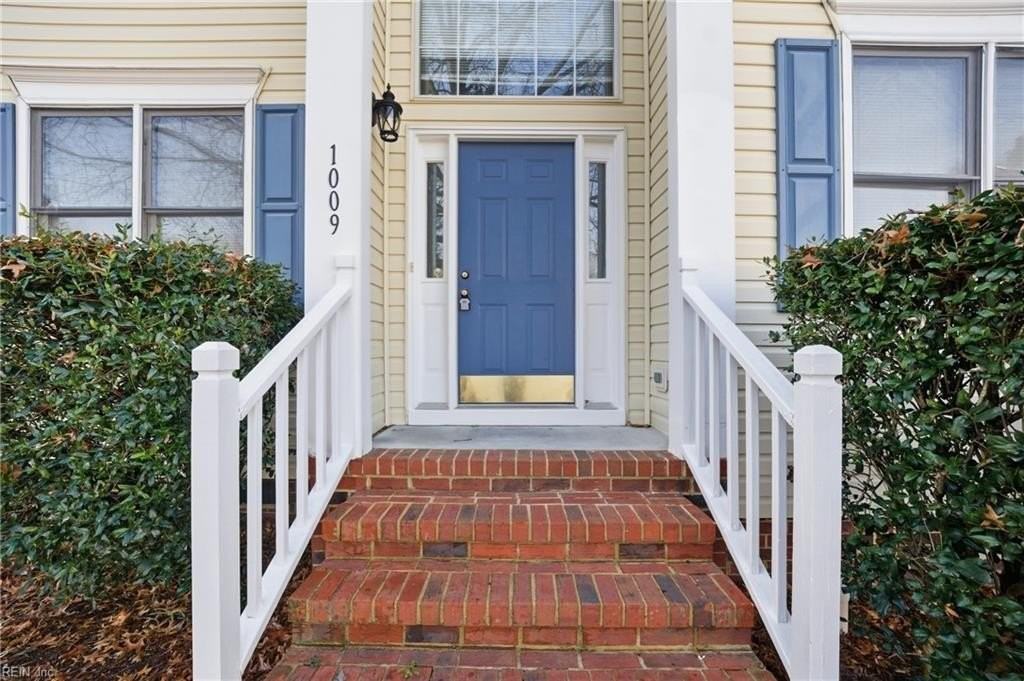 1009 Friar Tuck Court - Photo 3 of 43