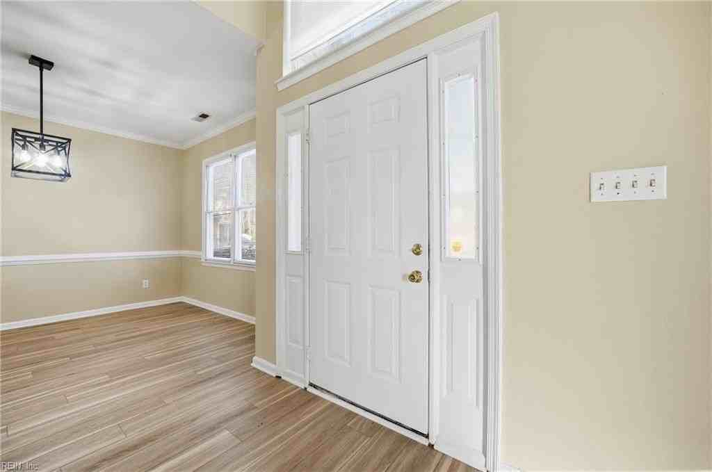 1009 Friar Tuck Court - Photo 4 of 43