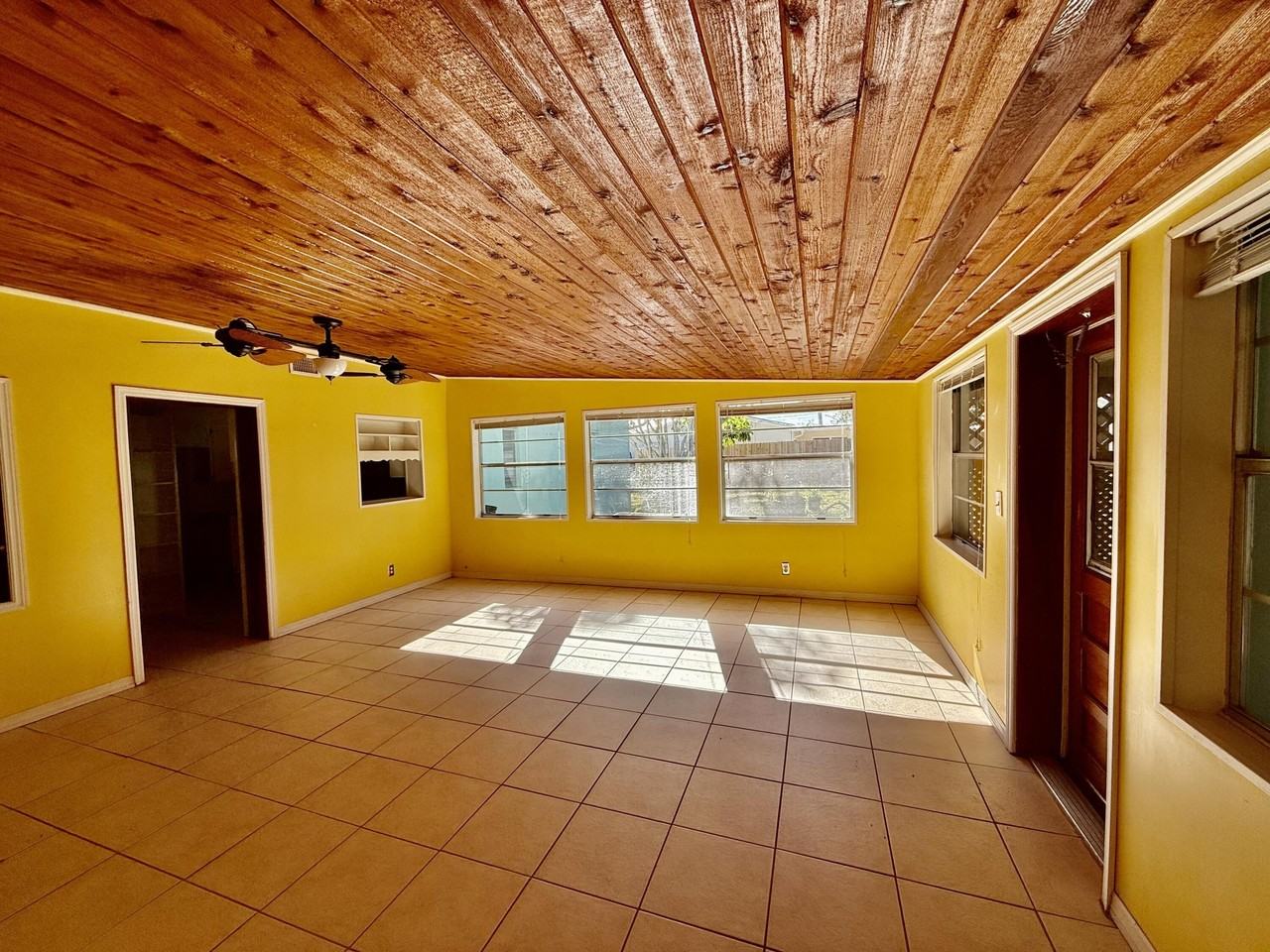 1050 Northeast Wright Avenue - Photo 4 of 13